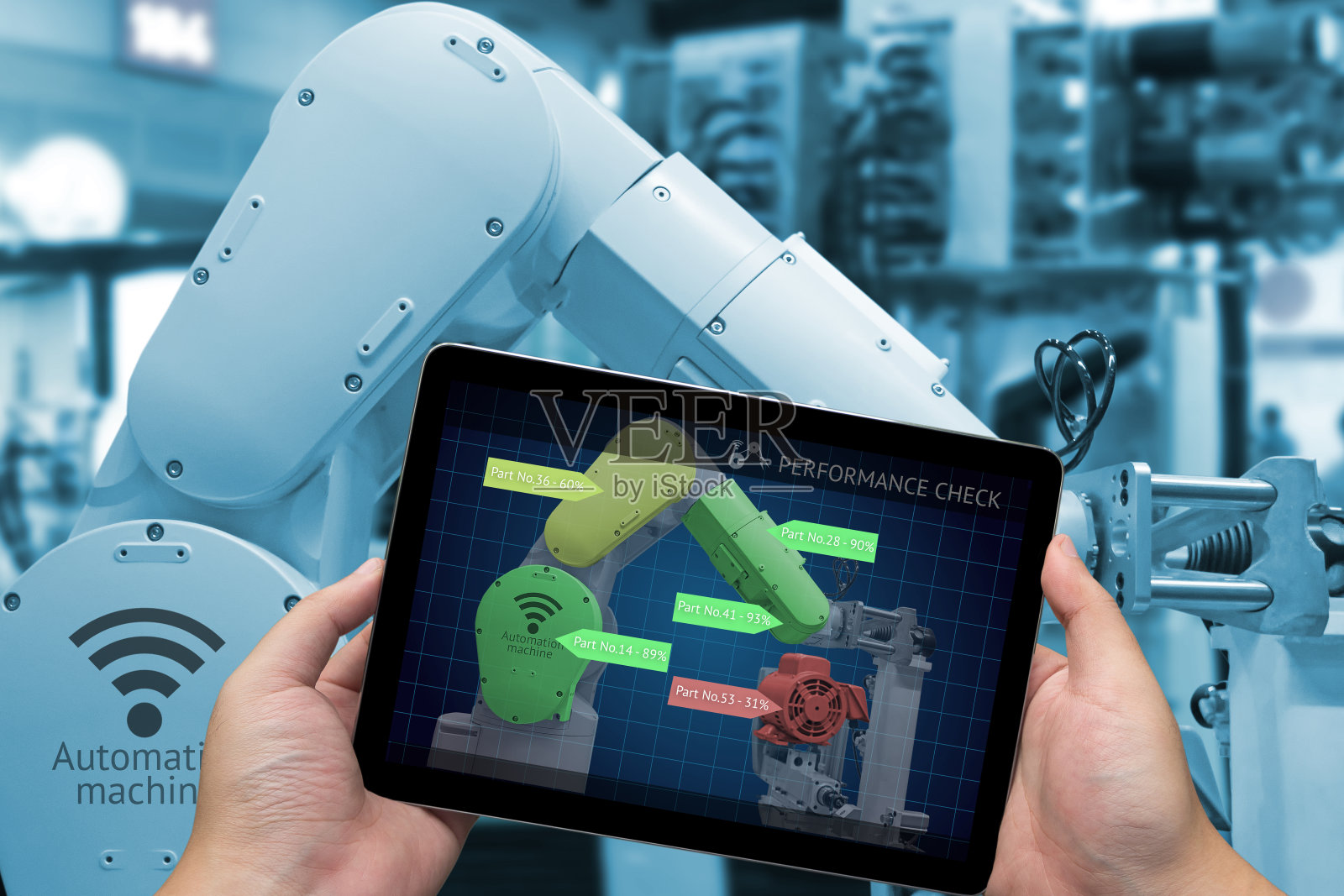 工业4.0概念。带性能检查屏幕软件的手动平板电脑和智能工厂背景下的自动化无线机器人手臂的蓝色调照片摄影